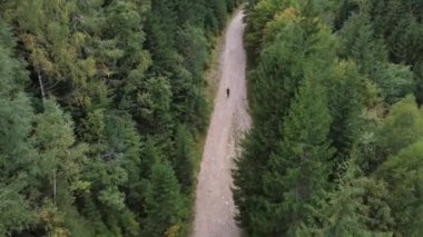 Dağ yolunda yürüyüş yapan bir adamın hava destanı. Manzaranın tadını çıkarıyorum 