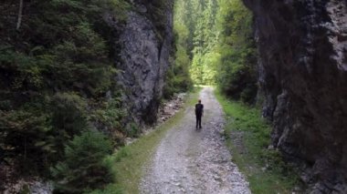 Yaz aylarında dağlara tırmanan bir gezginin havadan görünüşü.