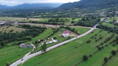 Dağlardaki küçük bir köye yakın bir yerde tek ev merkezli bir görüntü.