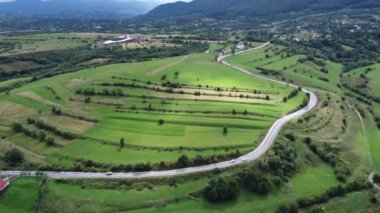 Kırsal yolda giden arabaların hava manzarası. Sinematik güzel sabah görüntüleri