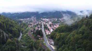 Romanya 'da sisli bir sabahta Azuga Brasov' un sihirli insansız hava aracı görüntüleri 
