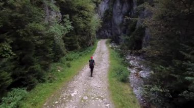 Açık Hava Faaliyetleri Doğadaki Seyahat Konsepti Adamı. Yürüyen kişinin arka planı
