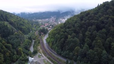 Romanya 'da sisli bir sabahta Azuga Brasov' un sihirli insansız hava aracı görüntüleri 