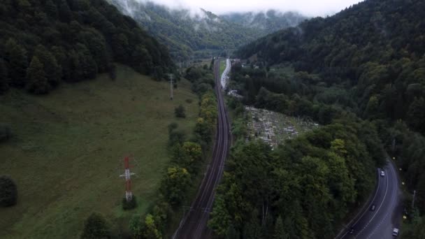 铁路在雾中。无人驾驶飞机飞越晨秋风景的空中景观 — 图库视频影像