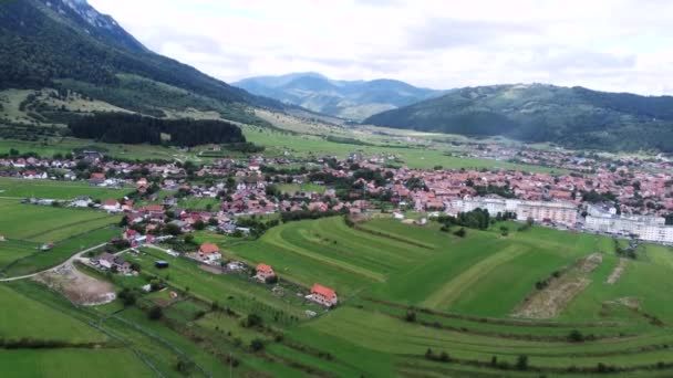 Alto e largo colpo in testa della piccola città rumena, un villaggio vicino alle montagne — Video Stock