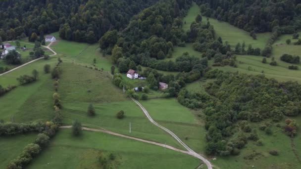 Román ház légi drónlövéssel. Kis tipikus otthon közel a hegyhez — Stock videók