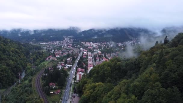 Drone Mountain Countryside Village en Mist Forest Hill. Revelando la ciudad — Vídeos de Stock