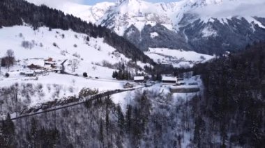 Alpes France 'ta tatil sezonunda kışın insansız hava aracı görüntüsü