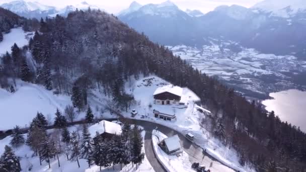 Vista aérea da montanha de neve e paisagem de gama de lago na França — Vídeo de Stock