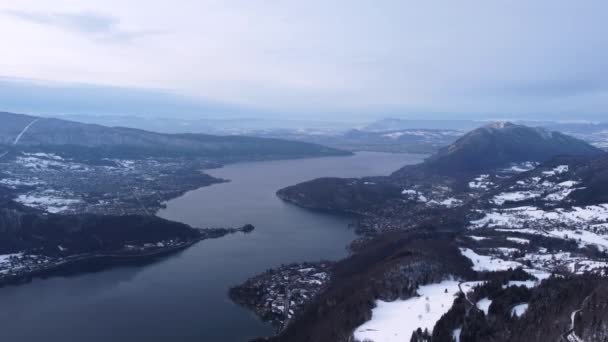 Bela paisagem em drone aérea tiro. Florestas, paisagens calmas e nevadas — Vídeo de Stock