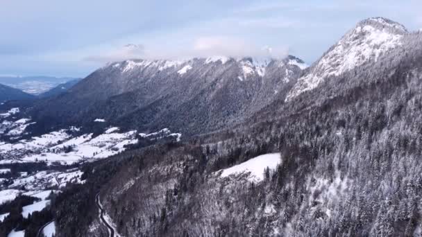 Incredibile vista aerea delle Alpi francesi cime delle montagne coperte di neve — Video Stock