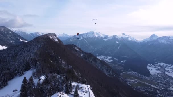 Vista incredibile drone alto angolo superiore. Sciatore parapendio sopra stazione sciistica inverno — Video Stock