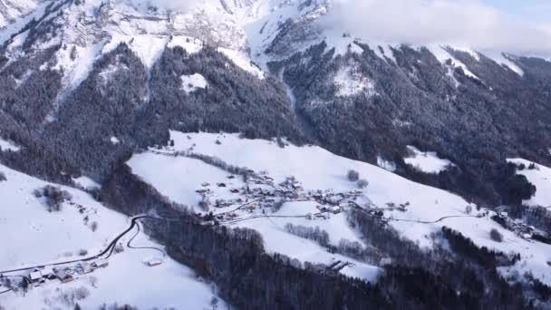 Drone sköt över en liten bergsstad i Alpes Frankrike. Filmklipp Smidig film — Stockvideo