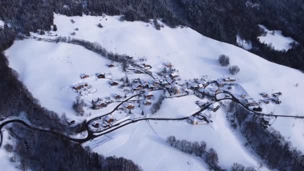 4k Drone Flight over the skiing resort village. Aerial Winter Landscape in Alpes — Vídeo de stock
