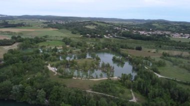 Fransa 'nın güneyinde küçük bir göl ve köyün havadan görünüşü.