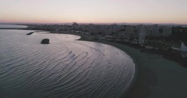 La Grande-Motte sahil şeridinde panorama yükselişte. Günbatımı Havası