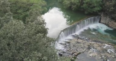 Gorges Cascade de la vis 'in hava görüntüsü. Hava tırmanışı ve panoramik görünüm