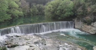 Gorges Cascade de la vis 'in hava görüntüsü. Hava tırmanışı ve panoramik görünüm