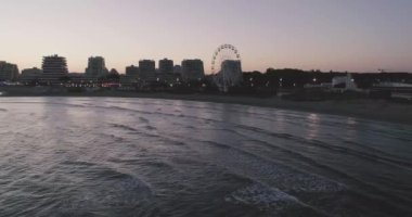 La Grande-Motte sahil şeridinde panorama yükselişte. Günbatımı Havası