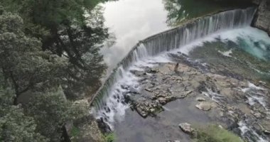 Gorges Cascade de la vis 'in hava görüntüsü. Hava tırmanışı ve panoramik görünüm