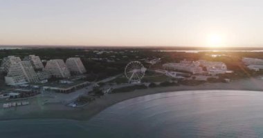 La Grande-Motte 'un hava manzarası, Güney Fransa Ferris Wheel, sabah