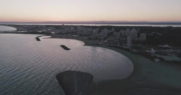 Panoráma a tengerparti Resort La Grande-Motte a növekvő. Napnyugta légi jármű — Stock videók