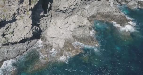 Vågor krossar kusten. Stor våg. Stor havsvåg i södra Frankrike — Stockvideo