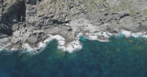 Francia, Isla Porquerolles, Iles dHyeres vista aérea de drones de rocas — Vídeos de Stock