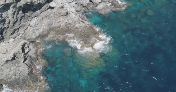 Una vista desde arriba de las olas del océano aplastándose contra las rocas en el sur de Francia — Vídeo de stock
