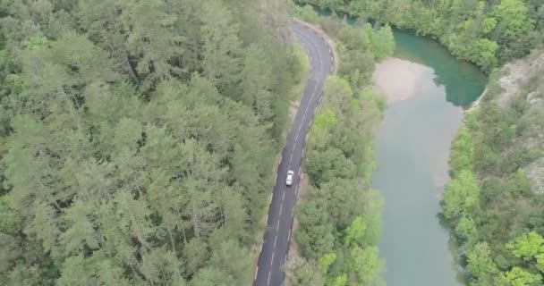 Luchtfoto van elektrische auto rijden op een weg in de buurt van Cascade de la Vis, Frankrijk — Stockvideo