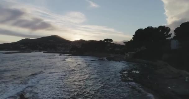 Luchtfoto boven Carqueiranne haven met bergen en zonsondergang op de achtergrond — Stockvideo