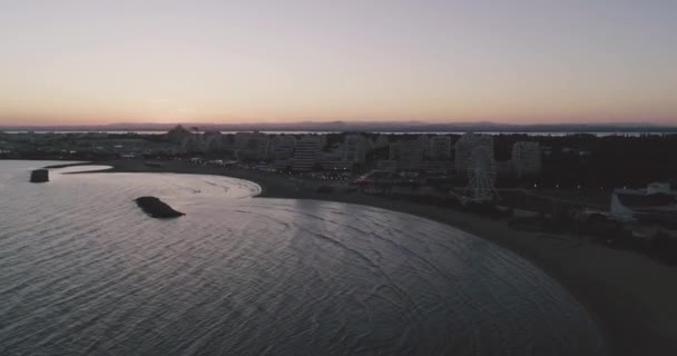 Panorama de la station balnéaire de La Grande-Motte en hausse. Coucher De Soleil Aérien — Video