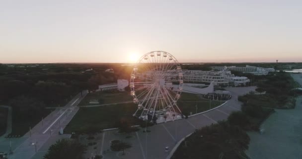 Pemandangan udara La Grande-Motte, South of France Ferris Wheel di pagi hari — Stok Video