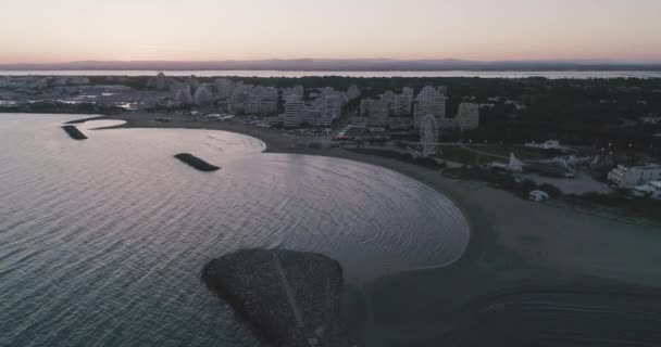 Panorama del balneario de La Grande-Motte en el levantamiento. Antena de puesta del sol — Vídeos de Stock