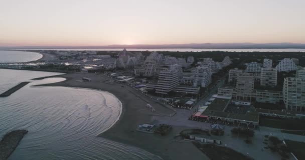Aerial View La Grande-Motte népszerű tengerparti üdülőhely és kikötő. Naplemente felvétel — Stock videók