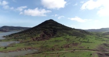 Güney Fransa 'da, Salagou Gölü' nün üzerinden insansız hava aracı görüntüsü. Yüksek kaliteli 4K DJI Phantom 4 PRO görüntüleri Haziran 2020 'de çekildi.