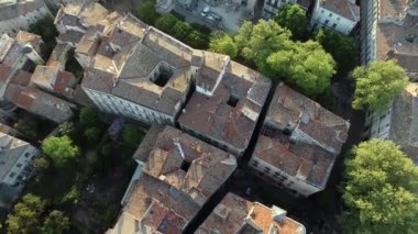 Eski Fransız şehri Montpellier Eusson. Sabahın erken saatlerinde insansız hava aracı çatıları manzaralı. Yüksek kaliteli 4K DJI Phantom 4 PRO İHA görüntüsü Haziran 2020 'de çekildi