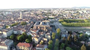 Eski Fransız şehri Montpellier Eusson. Sabahın erken saatlerinde insansız hava aracı çatıları manzaralı. Yüksek kaliteli 4K DJI Phantom 4 PRO İHA görüntüsü Haziran 2020 'de çekildi