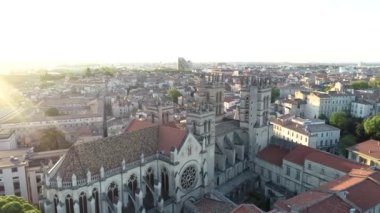 Montpellier, Fransa 'daki Katolik katedralinin havadan görünüşü. Aziz Peter 'a adanmış Roma Katolik Kilisesi Fransa' nın Montpellier şehrinde yer almaktadır. Haziran 2020 'de yüksek kaliteli 4k görüntü