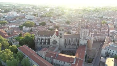 Montpellier, Fransa 'daki Katolik katedralinin havadan görünüşü. Aziz Peter 'a adanmış Roma Katolik Kilisesi Fransa' nın Montpellier şehrinde yer almaktadır. Haziran 2020 'de yüksek kaliteli 4k görüntü