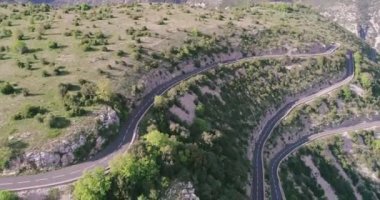 Fransa 'nın güneyindeki Serpentine Yolu' nun havadan panoramik görüntüsü. Yüksek kalite 4K DJI Phantom 4 PRO görüntüleri