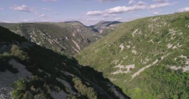 İnsansız hava aracı güzel dağ sırtı ve kırsal bir çevrede bulutların üzerinden uçuyor. Yüksek kalite 4K DJI Phantom 4 PRO görüntüleri