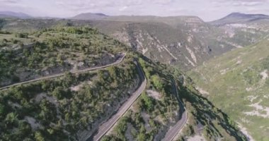 Güneşli bir günde, kıvrımlı yolları olan bir dağın havadan görünüşü. Yüksek kalite 4K DJI Phantom 4 PRO görüntüleri