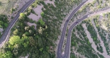 Yılan otobanı havadan izleniyor. Fransa turu. Yüksek kalite 4K DJI Phantom 4 PRO görüntüleri