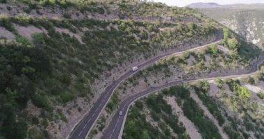 Güney Fransa 'da virajlı yollardan geçen yılanların hava aracı görüntüsü. Yüksek kalite 4K DJI Phantom 4 PRO görüntüleri