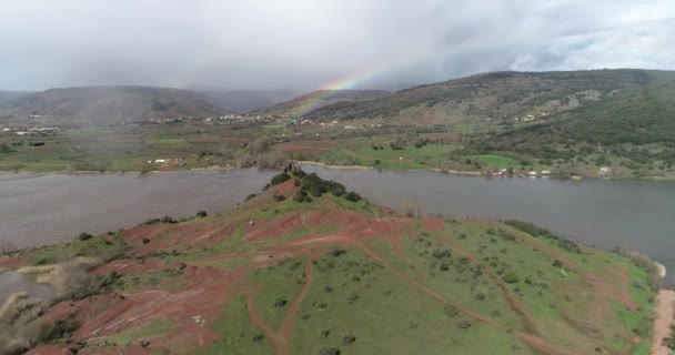 Volar Sobre Una Montaña Roja Largo Del Lago Salagou Revela — Vídeos de Stock