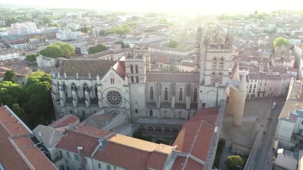 法国蒙彼利埃天主教大教堂的空中景观 位于法国蒙彼利埃市 献给圣彼得的罗马天主教教堂 2020年6月高质量的4K镜头 — 图库视频影像