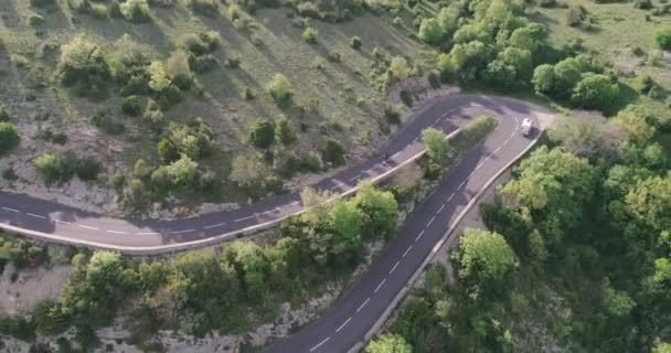 Odgórny Widok Lotu Ptaka Samochodów Jadących Zakręconą Drogą Górach Południu — Wideo stockowe