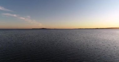 Denizin üzerinden uçmak. Altımızdaki sonsuz ufuk, sadece mavi derinlikler. Yüksek kaliteli 4K DJI Phantom 4 PRO görüntüleri