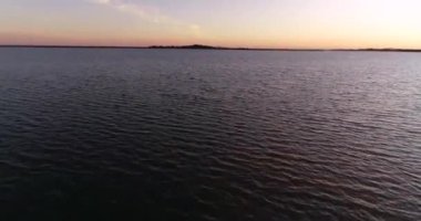 Panorama deniz sahası. Manzara mavi deniz suyu ve günbatımı turuncu rengi. 2020 yılında Romanya 'da yüksek kaliteli 4K DJI Phantom 4 PRO İHA görüntüsü çekildi